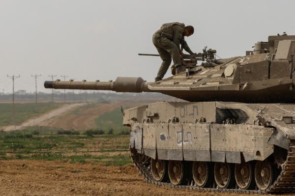 An Israeli tank was mobilized along southern Gaza on Thursday. 