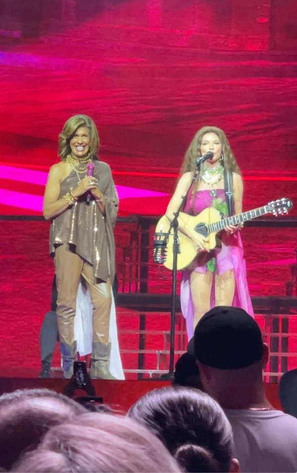 Hoda Kotb joined Shania Twain on stage at Madison Square Garden and sang with her.