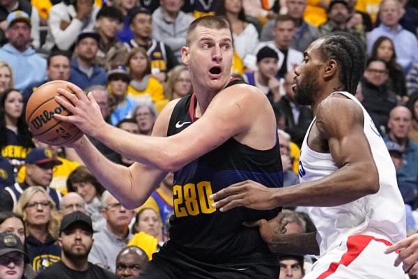 Denver Nuggets center Nikola Jokic is pressured by Los Angeles Clippers forward Kawhi Leo<em></em>nard during the first half of an NBA basketball in-season tournament game Tuesday, Nov. 14, 2023, in Denver. (AP Photo/Jack Dempsey)