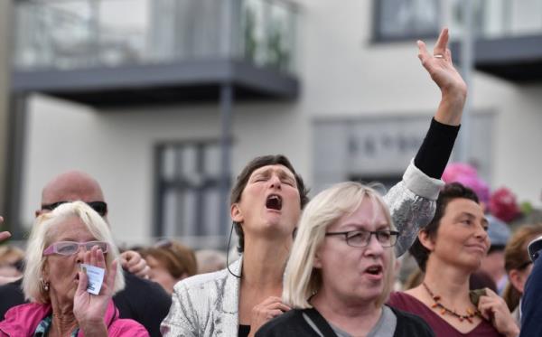 Members of the public sing along to 'Nothing Compares to You' before the hearse carrying Sinead O'Connor's coffin 