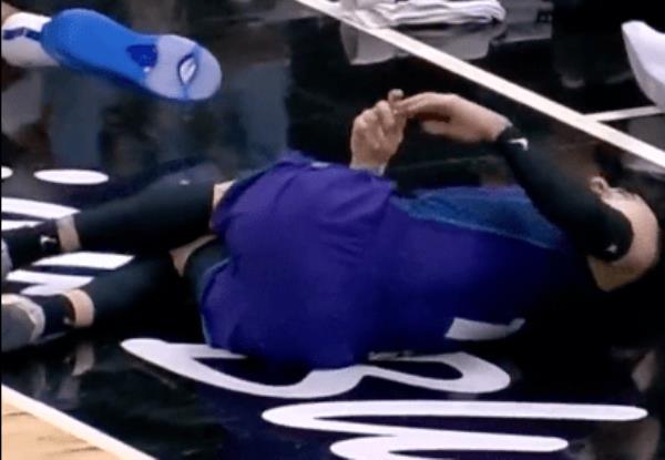 LaMelo Ball injures his ankle during the Hornets' loss on Nov. 26, 2023.