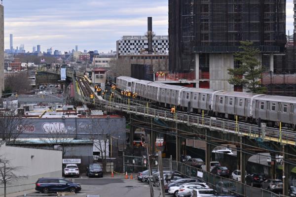 Brooklyn Train derailment.</p>

<p>　　Wednesday, January 10, 2024</p>

<p>　　At around noon today, Manhattan bound F train derailed on above ground subway tracks between West 8th Street and Neptune Avenue stations in Co<em></em>ney Island.</p>

<p>　　a<em></em>bout 40 passengers were evacuated, no reported injuries. 