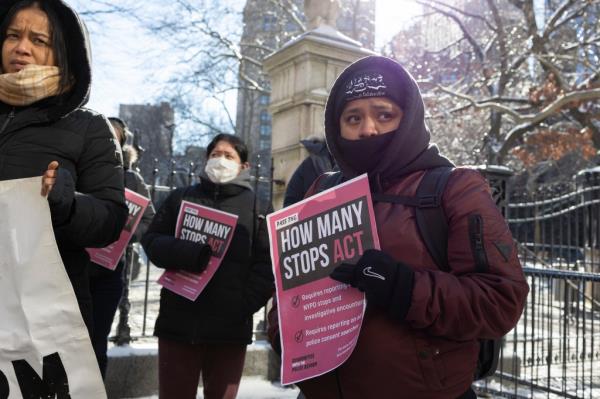 </p>

<p>　　Elected officials, community organizations and family members of New Yorkers killed by the NYPD hold a rally at City Hall calling on Mayor Adams to sign the How Many Stops Act into law