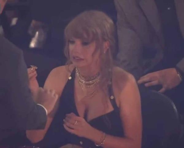 Taylor Swift's face says it all as she breaks $12,000 ring at VMAs