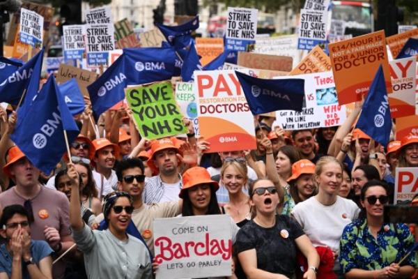 Junior doctors protest in Whitehall over pay and co<em></em>nditions 