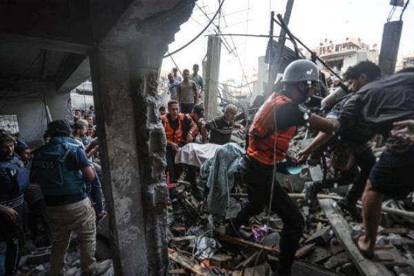 KHAN YUNIS, GAZA - OCTOBER 14: Civil defense teams and residents launch a search and rescue operation around buildings that were destroyed or heavily damaged as Israel's attacks on the Gaza Strip co<em></em>ntinue on its eighth day in Khan Yunis, Gaza on October 14, 2023. (Photo by Mustafa Hassona/Anadolu via Getty Images)