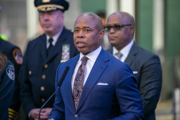 Mayor Eric Adams says New York City needs more cops after more than 2,000 uniformed officers left the department over the past few years.</p>

<p>　　