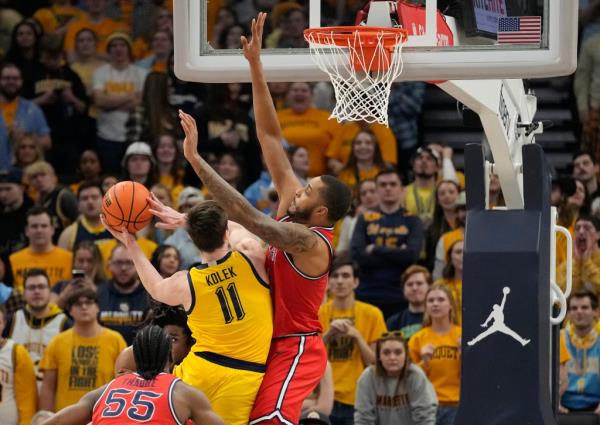 Joel Soriano, who struggled again, defends Tyler Kolek during St. John's 86-75 loss to Marquette. 