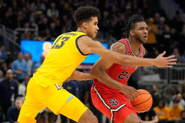 Zuby Ejiofor, who started the second half in place of Joel Soriano, looks to make a pass as Oso Ighodaro defends during St. John's loss.