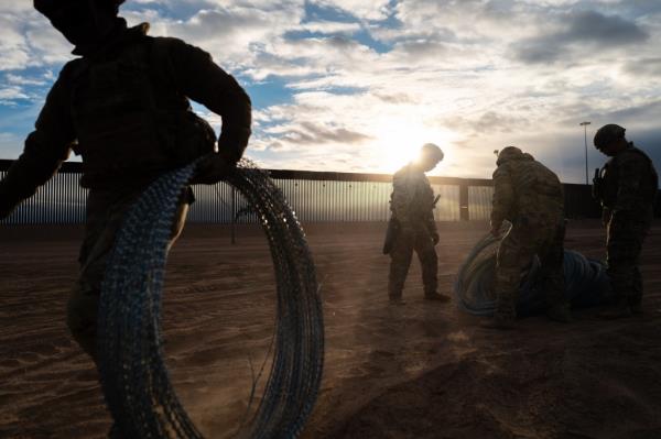 Texas authorities place more wire barriers along the border