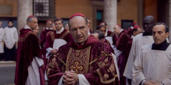 Ralph Fiennes in cardinal regalia