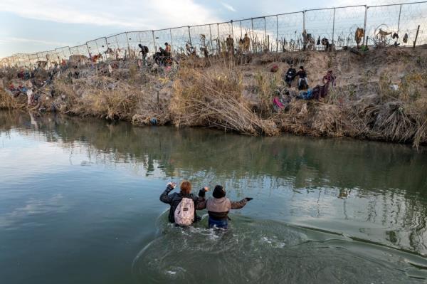 Migrants crossing river to reach southern border