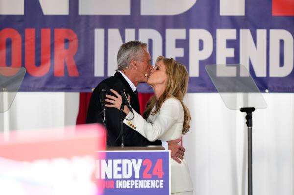 Robert Kennedy Jr. kisses his wife Cheryl Hines at a campaign event.