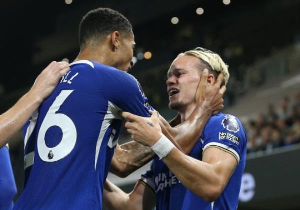 LONDON, ENGLAND - OCTOBER 2: Mykhaylo Mudryk of Chelsea (right) celebrates his goal during the Premier League match between Fulham FC and Chelsea Fc at Craven Cottage on October 2, 2023 in London, England. (Photo by Nigel French/Sportsphoto/Allstar via Getty Images)