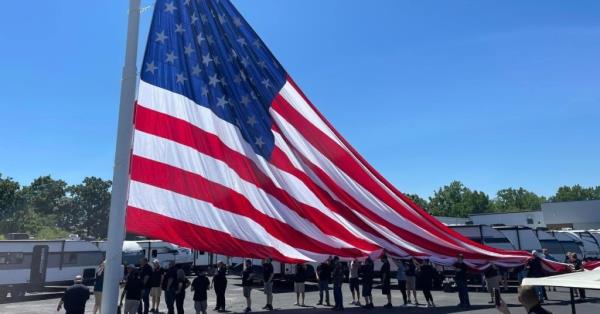 *California business Camping World under fire from local government for massive American flag</p>

<p>　　