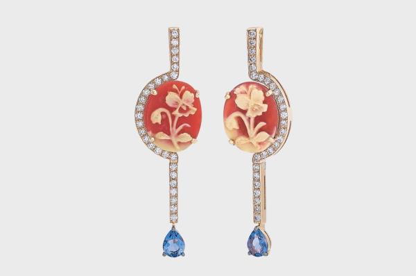 A pair of earrings with a flower design