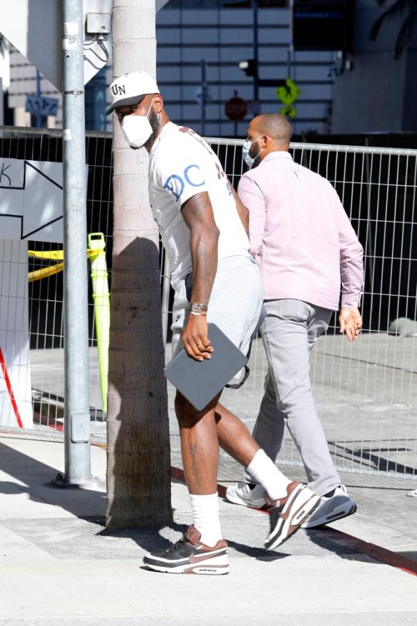 LeBron James arriving at Cedar Sinai hospital to visit with Bronny.