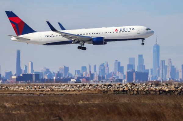 Delta Airlines Boeing 767 arriving from Dublin at JFK Airport with the Manhattan skyline in the background