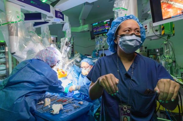 On Oct. 22, Chang made small incisions between Mehrkar's ribs before employing the da Vinci Xi robotic system to remove her diseased lungs, prepare her heart and airway for implantation and sew in do<em></em>nor lungs.