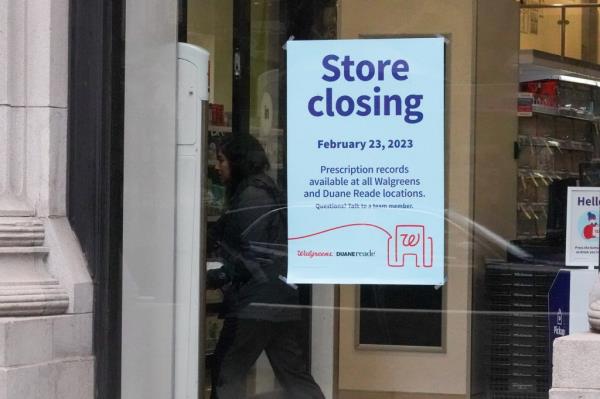 Duane Reade store front at 100 Broadway, with a sign posted stating closure on Feb 23, 2023