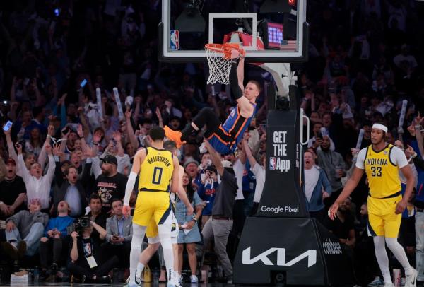  New York Knicks guard Do<em></em>nte DiVincenzo #0 slams the ball over Indiana Pacers guard Tyrese Haliburton #0 during the third quarter.</p>

<p>　　