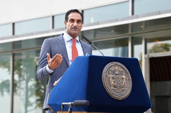 Dr Jay Varma and NYC Mayor Bill de Blasio announcing the opening of Alexandria Labs for Covid-19 testing at a podium