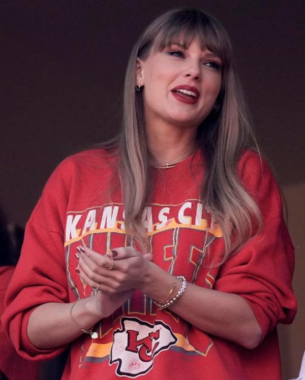 Taylor Swift wears a friendship bracelet with Kansas City Chiefs tight end Travis Kelce's number 87 while watching an NFL football game between the Kansas City Chiefs and the Los Angeles Chargers Sunday, Oct. 22, 2023, in Kansas City, Mo. (AP Photo/Charlie Riedel)