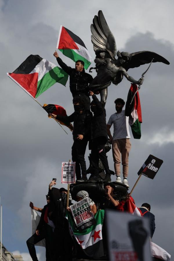 A photo of pro-Palestinian protesters in London.