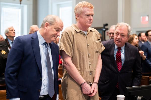 Alex Murdaugh speaks with his legal team before he is sentenced to two co<em></em>nsecutive life sentences