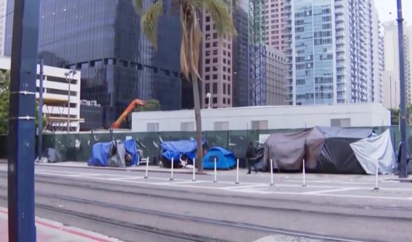 Grabs: https://www.cbs8.com/article/news/local/city-council-approves-homeless-encampment-ban/509-cc13f290-a9fa-444e-a220-ac867276968d</p>

<p>　　San Diego City Council approves homeless encampment ban</p>

<p>　　More than 200 people signed up to speak in front of the city council ahead of the vote.