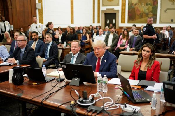 Do<em></em>nald Trump in a courtroom.