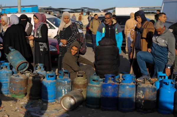 Palestinias line up for cooking gas during the o<em></em>ngoing Israeli bombardment of the Gaza Strip in Rafah on Sunday, Dec. 10, 2023. (AP Photo/Hatem Ali)