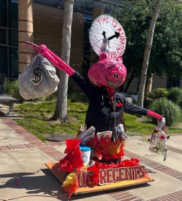 Officials flagged a sculpture of a big with a Star of David and sack of Mo<em></em>ney standing on campus for a week.