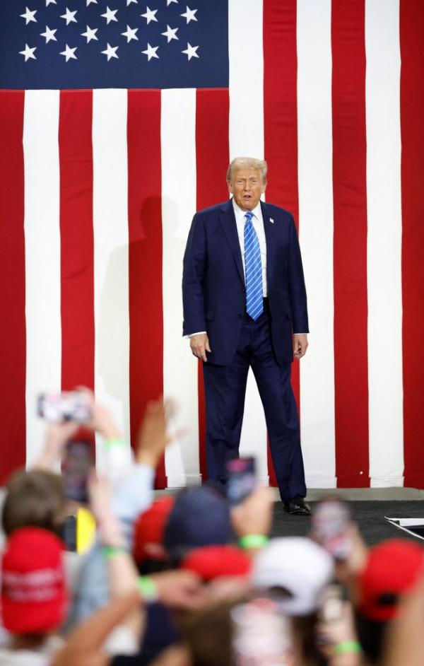 Former US President and Republican presidential candidate Do<em></em>nald Trump arrives to speak during a campaign event at Dane Manufacturing in Waunakee, Wisconsin, October 1, 2024. 