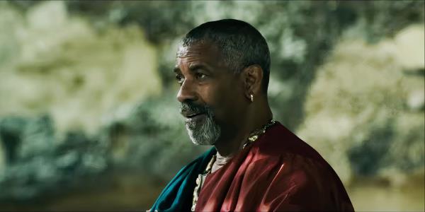 Denzel Washington smirking as Macrinus in Gladiator 2